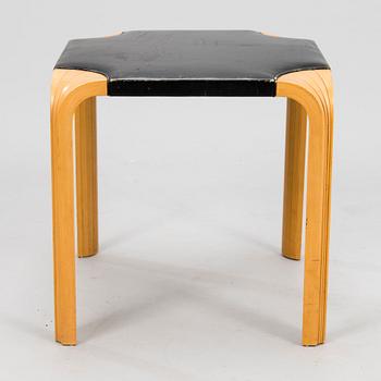 ALVAR AALTO, en pall, modell X 602, Artek, sent 1900-tal. Formgiven 1954.