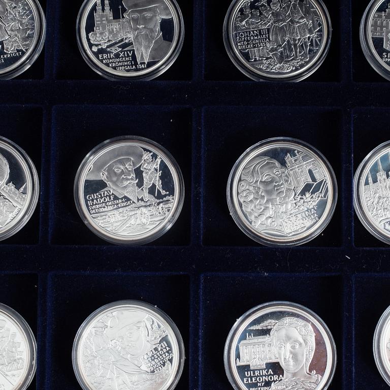 Myntsamling, minnes- och jubileumsmynt, 61 st, mestadels i silver. I tre schatull.