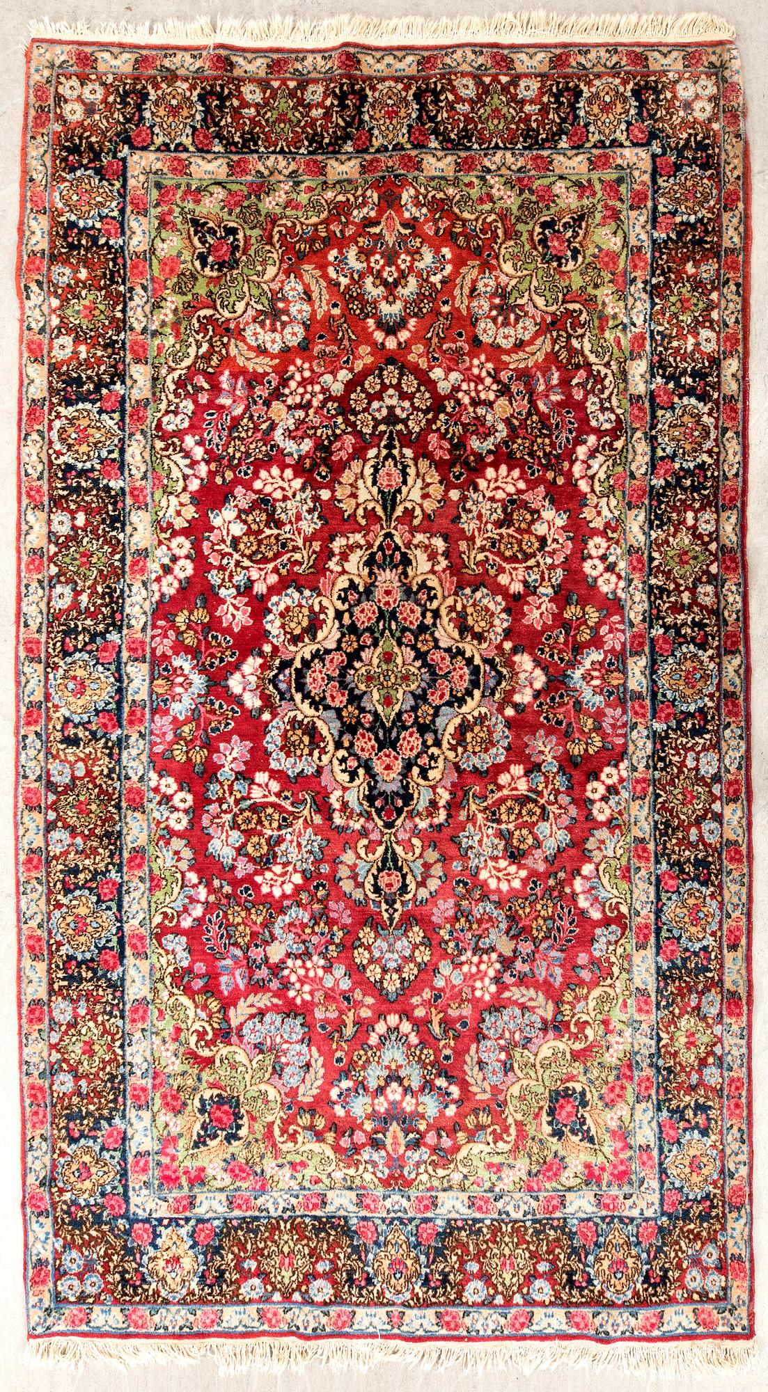 Matta Täbris semiantik ca 236x138 cm.