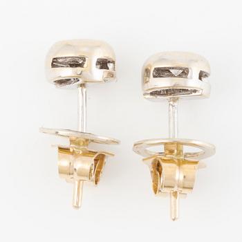Earrings, a pair, 18K gold with brilliant-cut diamonds.