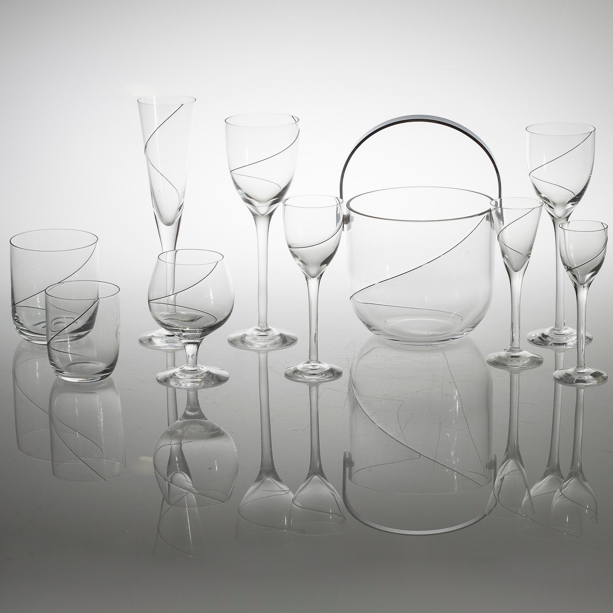 ANNA EHRNER, 109 delar, glas, "Line", Kosta Boda, 1900-talets slut.