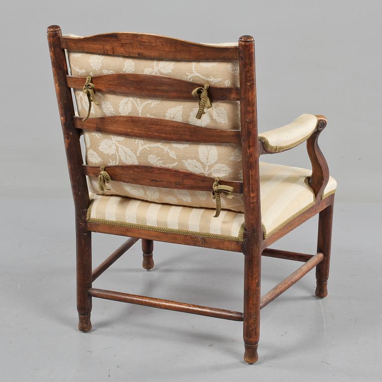 KARMSTOL, så kallad gripsholmsfåtölj, delvis sent 1700-tal.