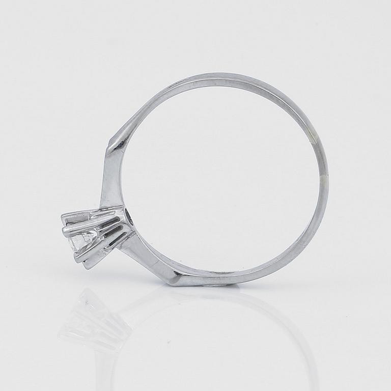 RING, enstenring, 18K vitguld med briljantslipad diamant ca 0,21 ct. Vikt 2,26 g.