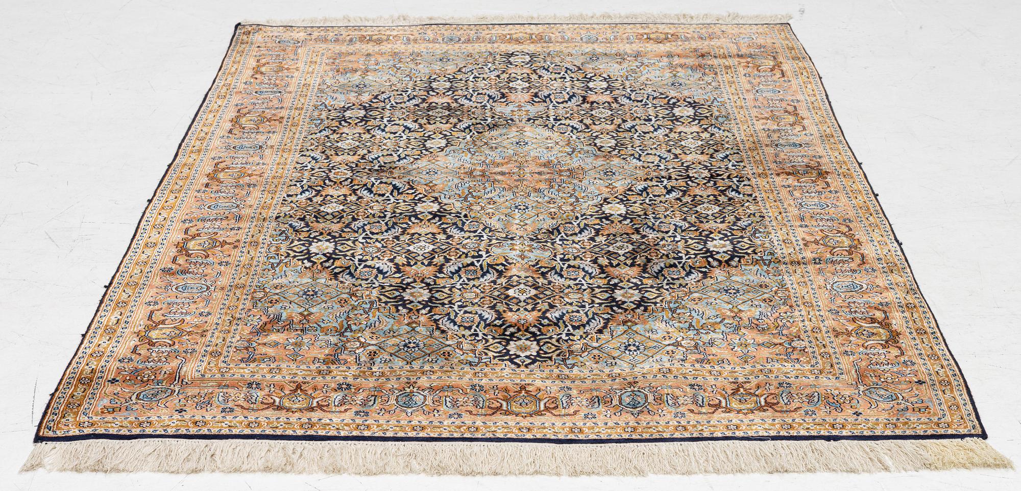 Matta, orientalisk silke, ca 198 x 123 cm.