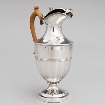 A sterling silver pitcher with wooden handle, London 1903.