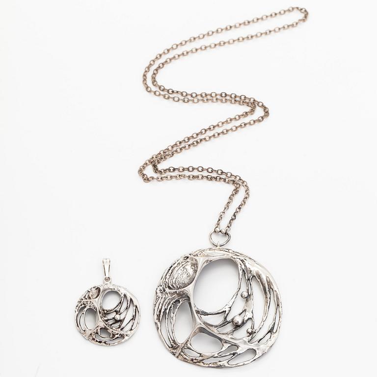 Karl Laine, hängen, "Spider web", 2 st, silver, Åbo 1970-tal.