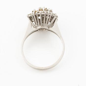 Ring 18K white gold set with brilliant-cut diamonds.