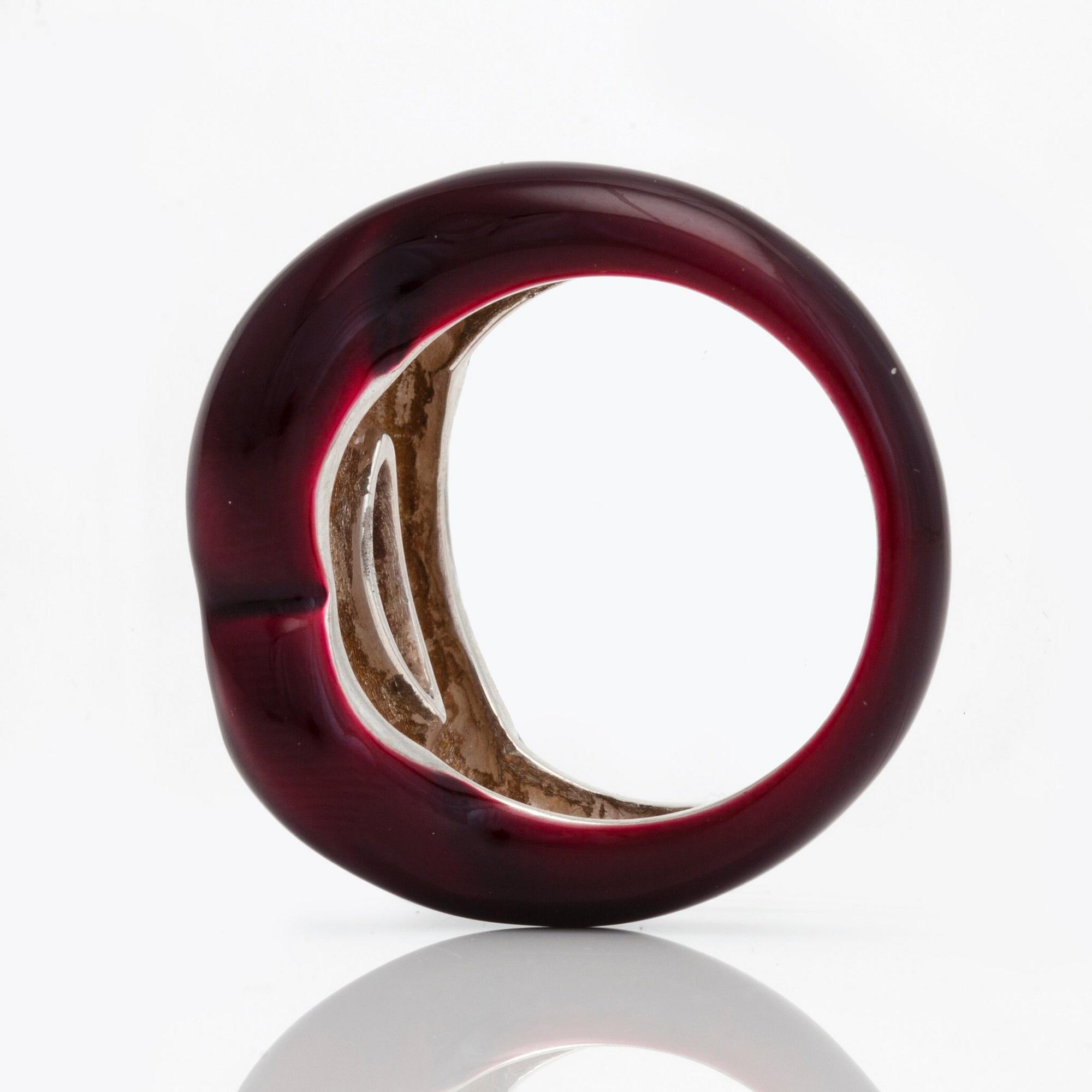 RING, Solange Azagury-Partridge, "Hotlips" i mörkröd (black cherry) lack.