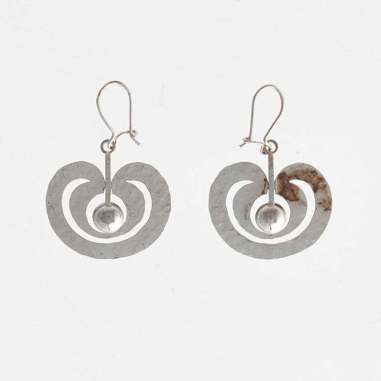 Tapio Wirkkala, ÖRHÄNGEN, sterling silver, "Äpple" Kultakeskus, sign. TW.