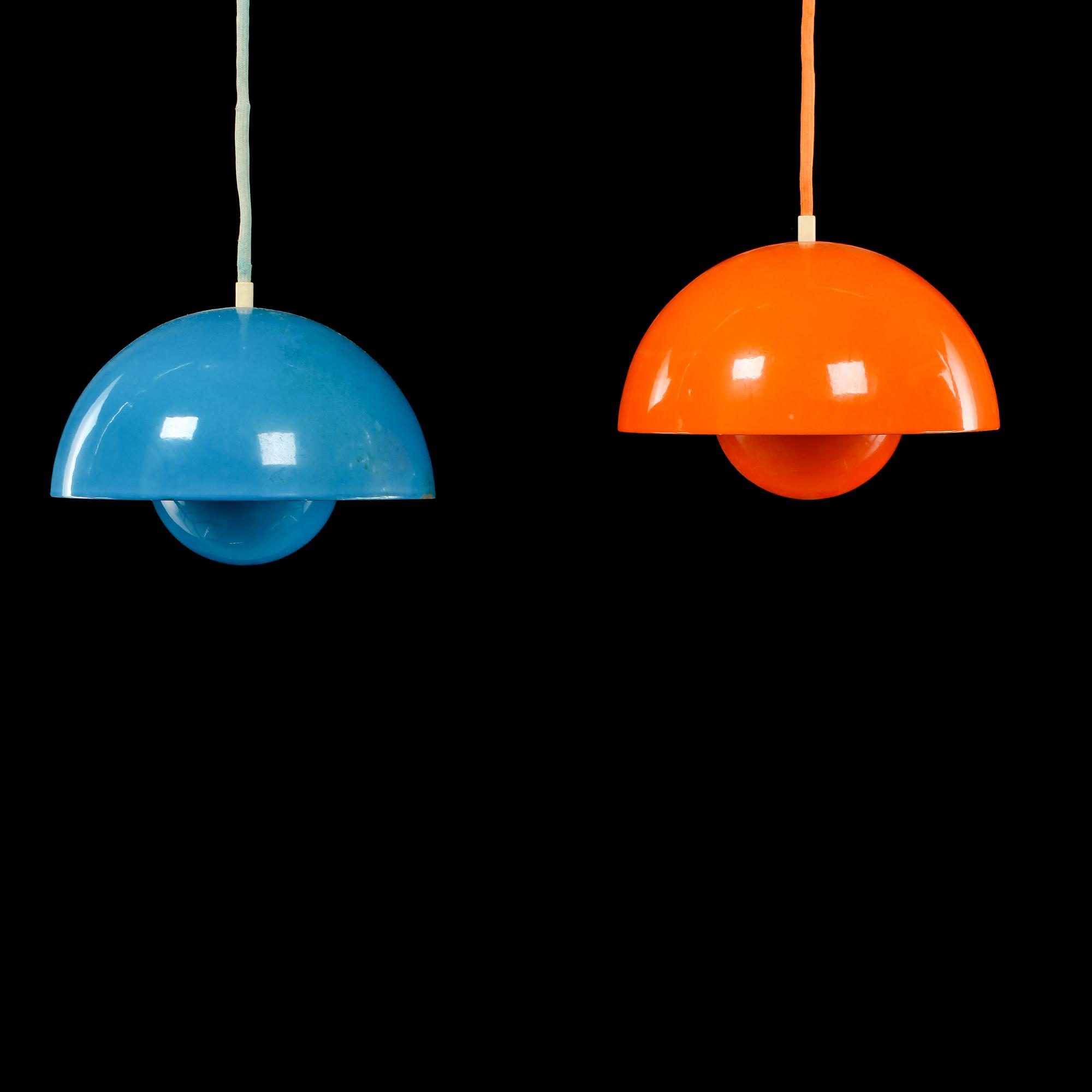 TAKLAMPOR, 2 st, troligen "Flower Pot", Verner Panton för Louis Poulsen, modellen formgiven 1968. Kuphöjd 14 cm.