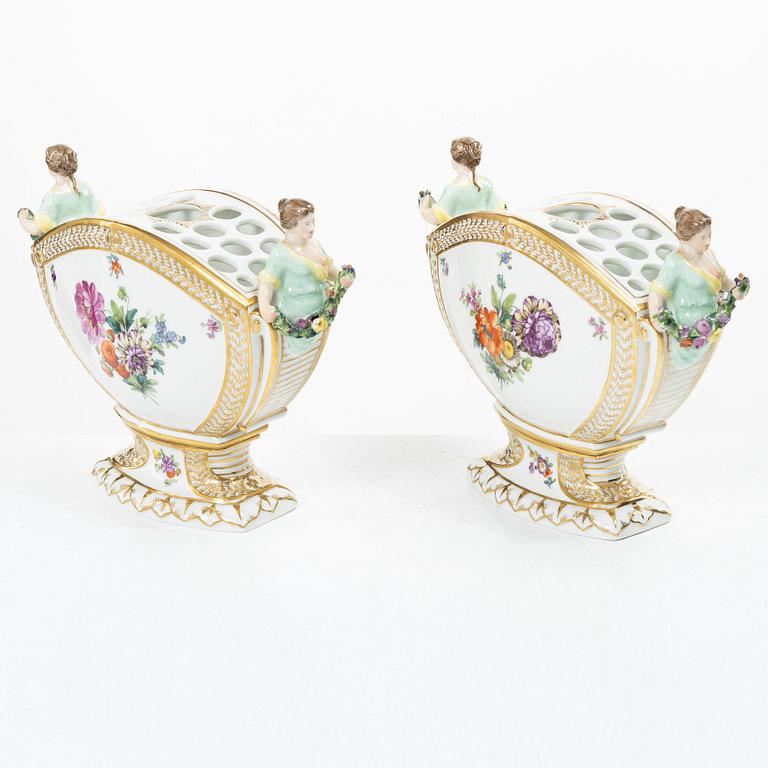 Royal Copenhagen, tulpanvaser, ett par, "Sachsisk Blomst", 1800-talets andra hälft. Danmark.