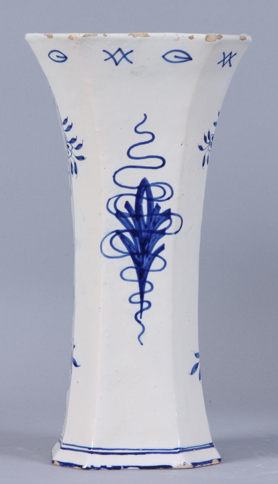 VASER, ett par samt LOCKURNOR, 3 st, fajans, Holland, 1800/1900-tal.
