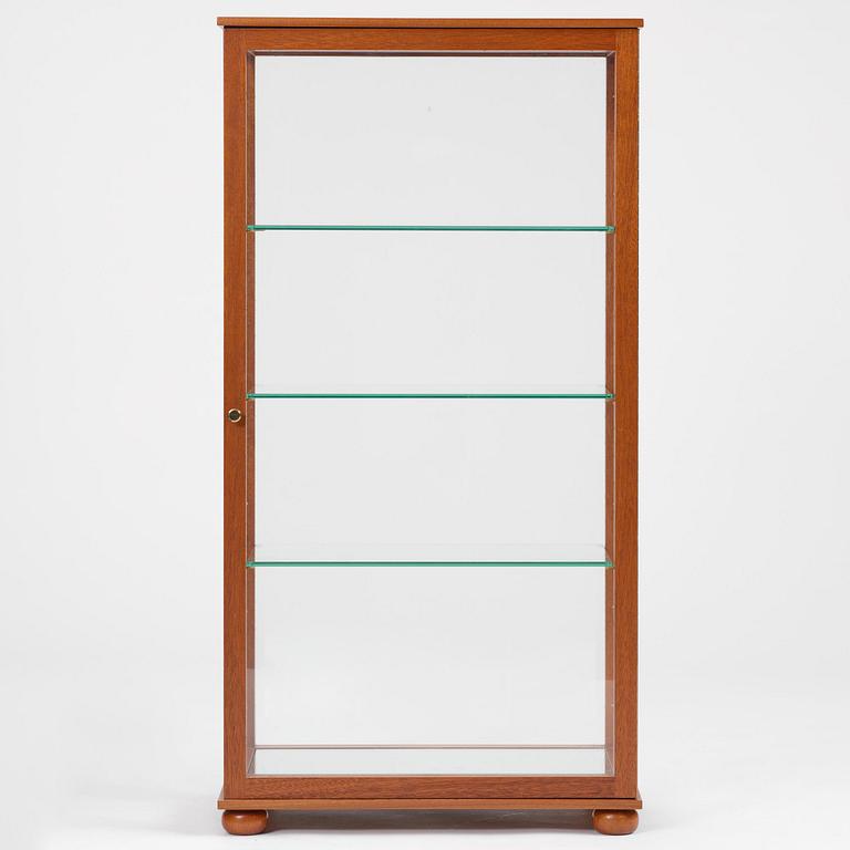Josef Frank, a display cabinet model 649, Firma Svenskt Tenn, 2016.
