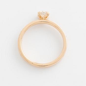 Ring with brilliant-cut diamond.