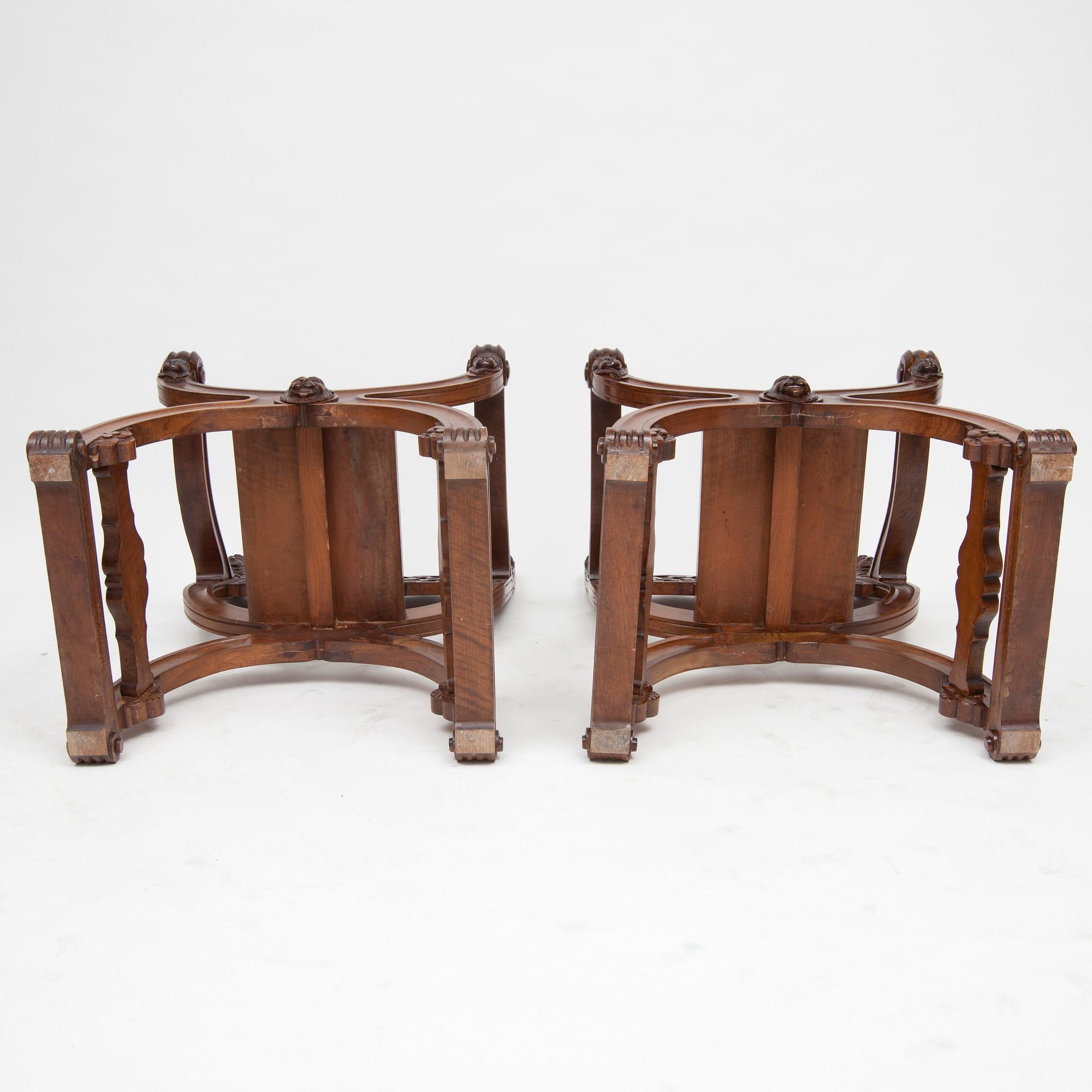 KARMSTOLAR ett par, s.k. "Dantestol", nyrenässans, 1900-talets första hälft.