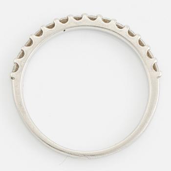 Vanbruun, ring, halvallians, platina med briljantslipade diamanter.