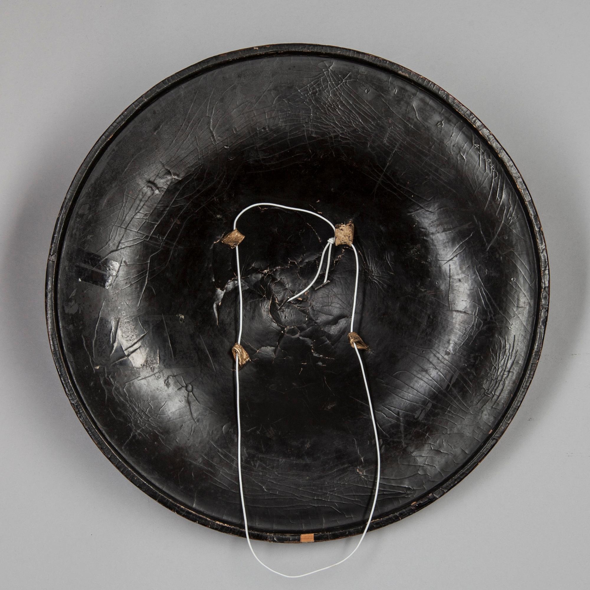 HJÄLM, "Jinghasa", lackat trä. Japan 1800-talets början.