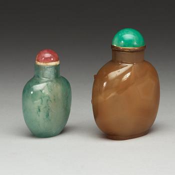 A green stone snuff bottle with stopper and a agate snuff bottle with stopper, Qing dynasty (1644-1912).