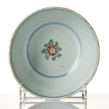 A set of two famille verte bowls and a dish, Qing dynasty, early Kangxi (1662-1722).