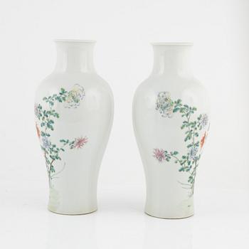 Vaser, ett par, poslin, Kina, tidigt 1900-tal.