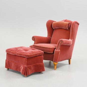 FÅTÖLJ MED FOTPALL, möjligen Nordiska kompaniet, NK. S k öronlappsfåtölj, 1940-50-tal.