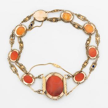A hardstone cameo necklace and a pair of earrings in gold with enamel and set with pearls.