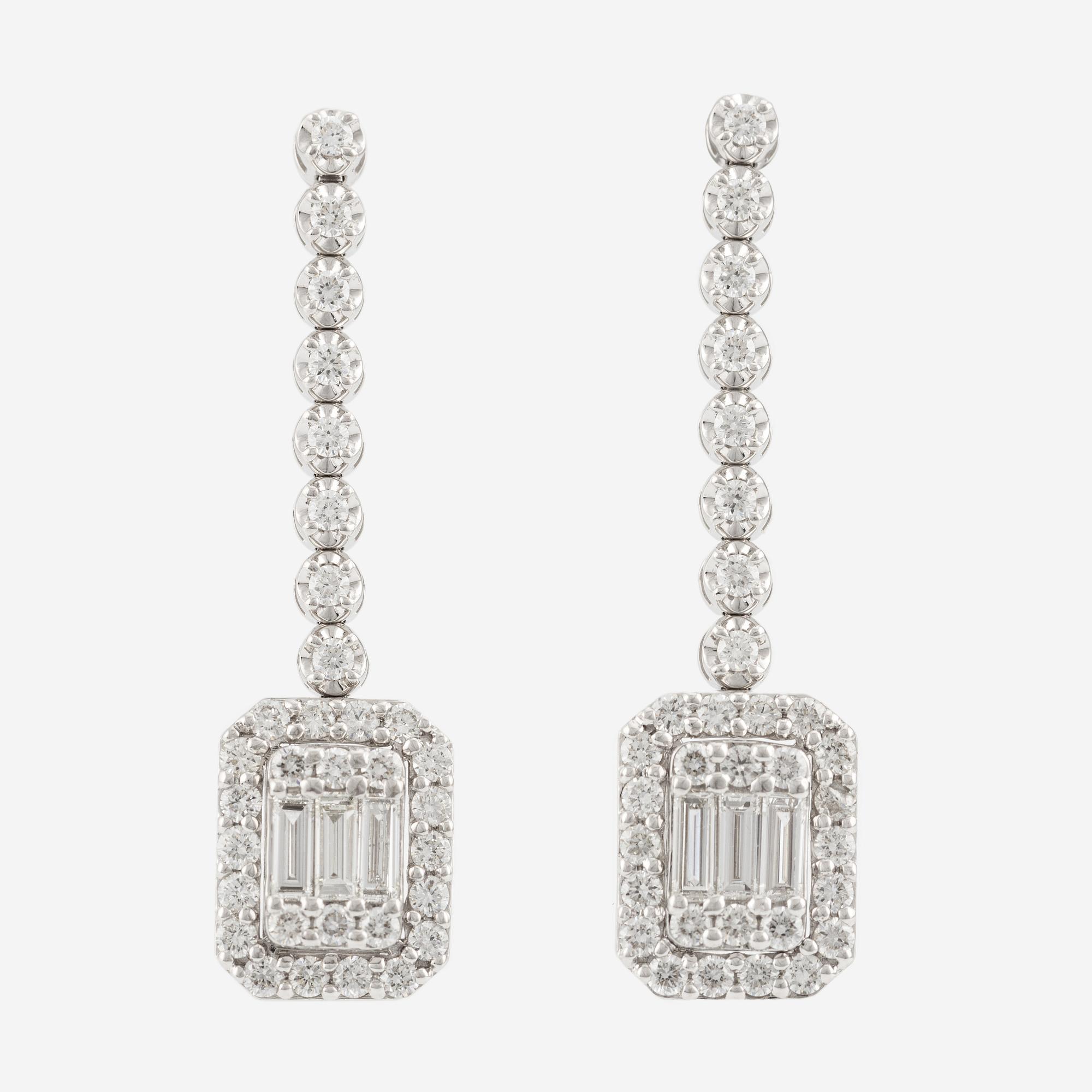 Örhängen med baguette- och briljantslipade diamanter.