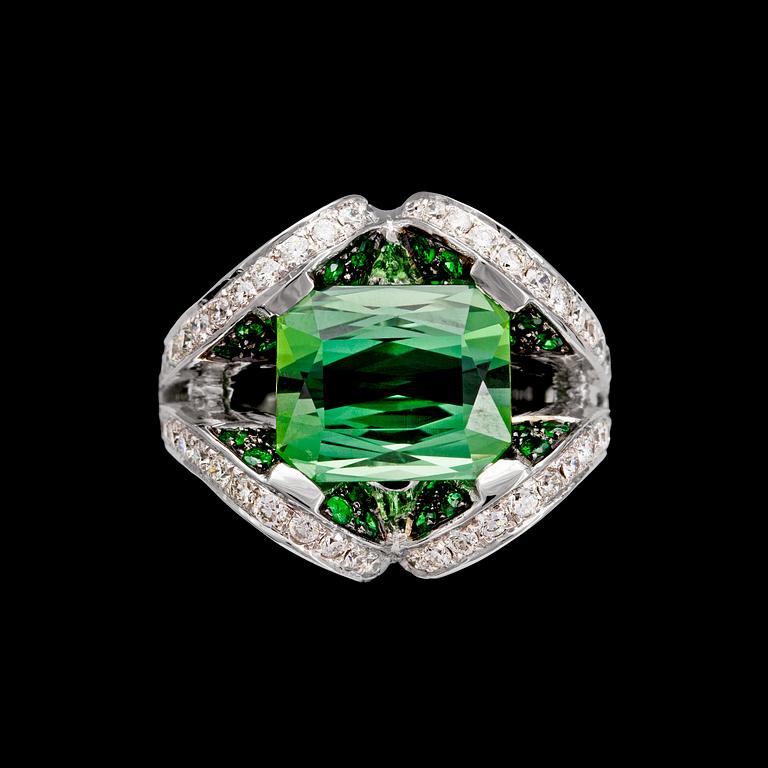 A green tourmaline, tot. 7.66 cts, and brilliant cut diamond ring, tot. 0.87 cts.