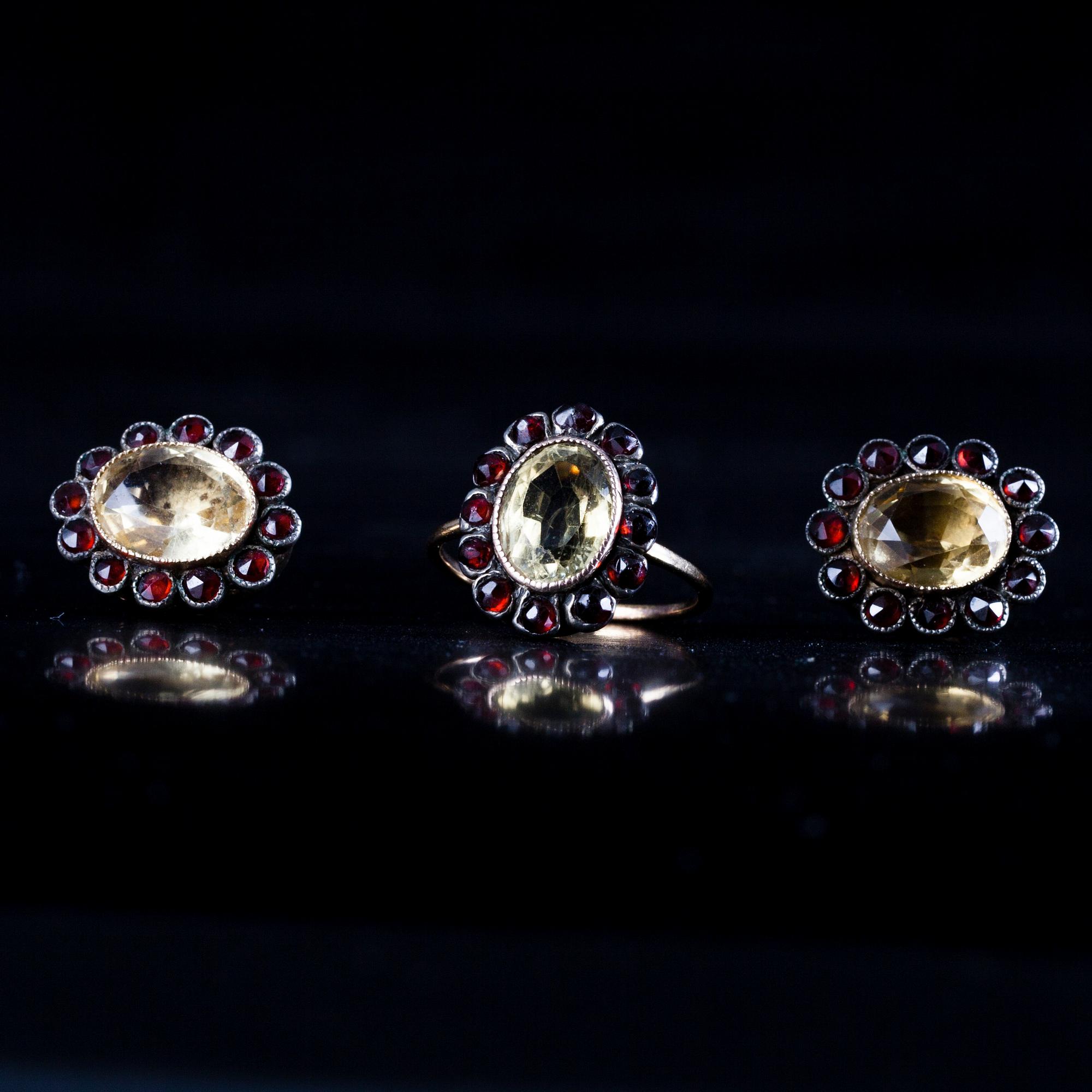 RING och ÖRHÄNGEN, ett par, 14K guld, Finland 1946, citriner och granater. Total vikt 10,7g.