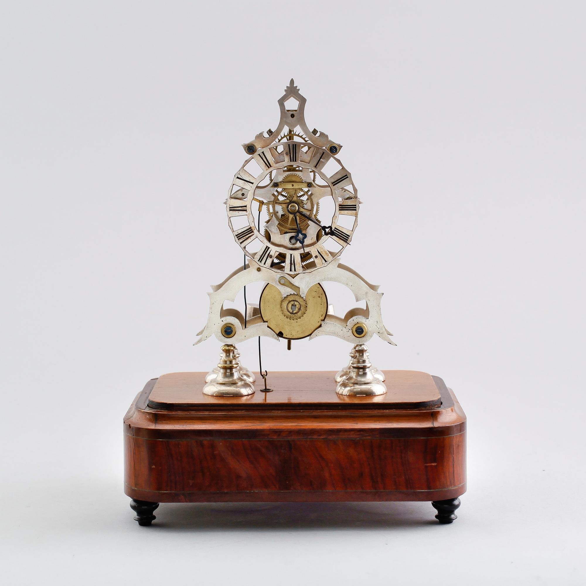 BORDSPENDYL, s k skeletonclock, pendel märkt C Gullberg, med spelverk, omkring år 1900.