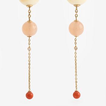 Ole Lynggaard ett par påhängen till örhängen.