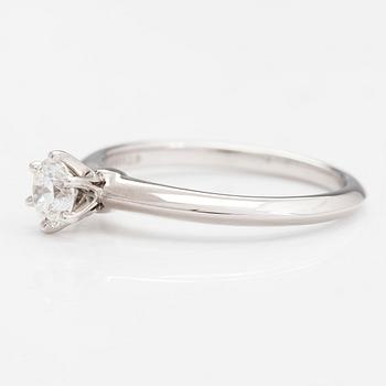 Tiffany & Co, Ring, platina med briljantslipad diamant 0.38 ct. Med certifikat.