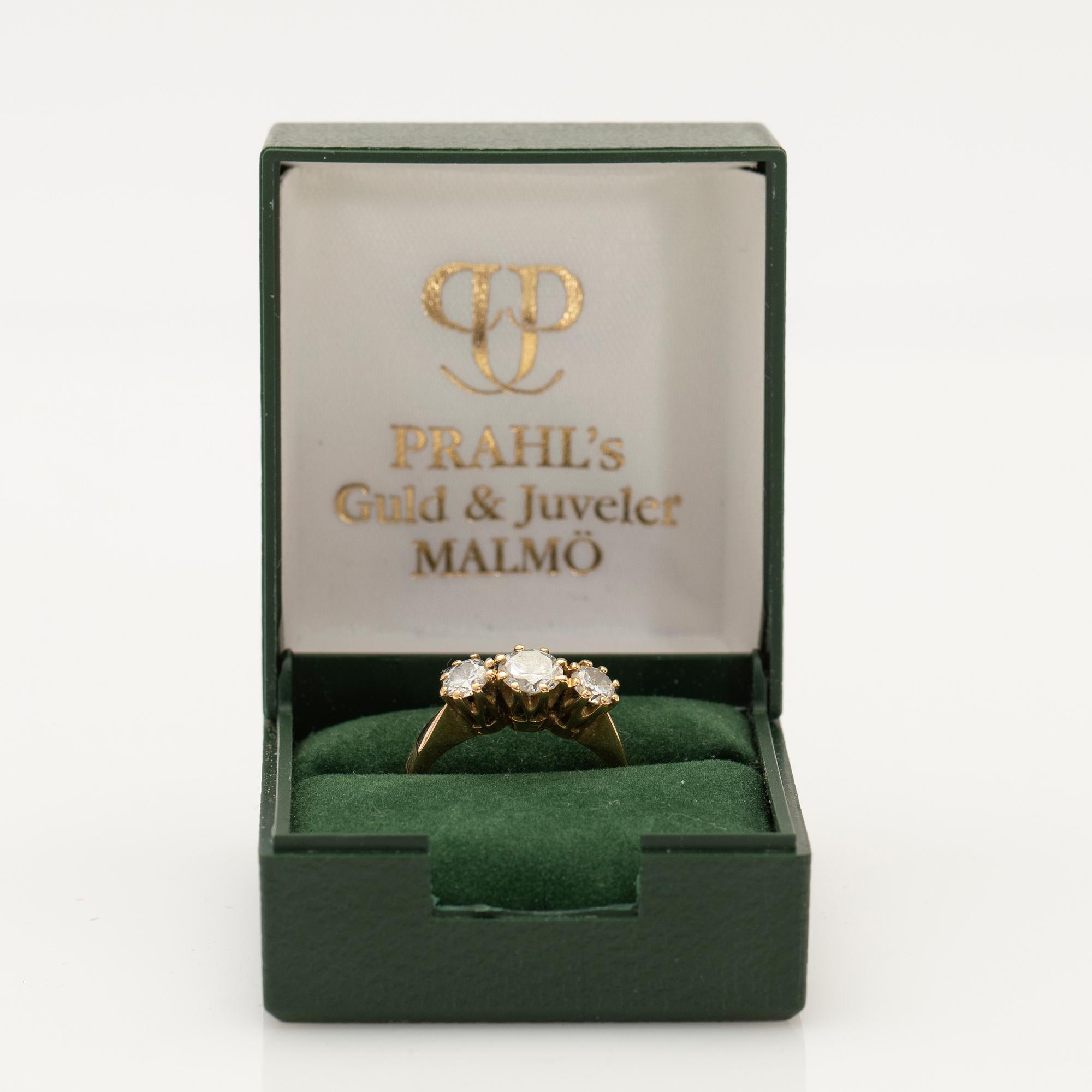 Ring, 18K gold with three brilliant-cut diamonds.