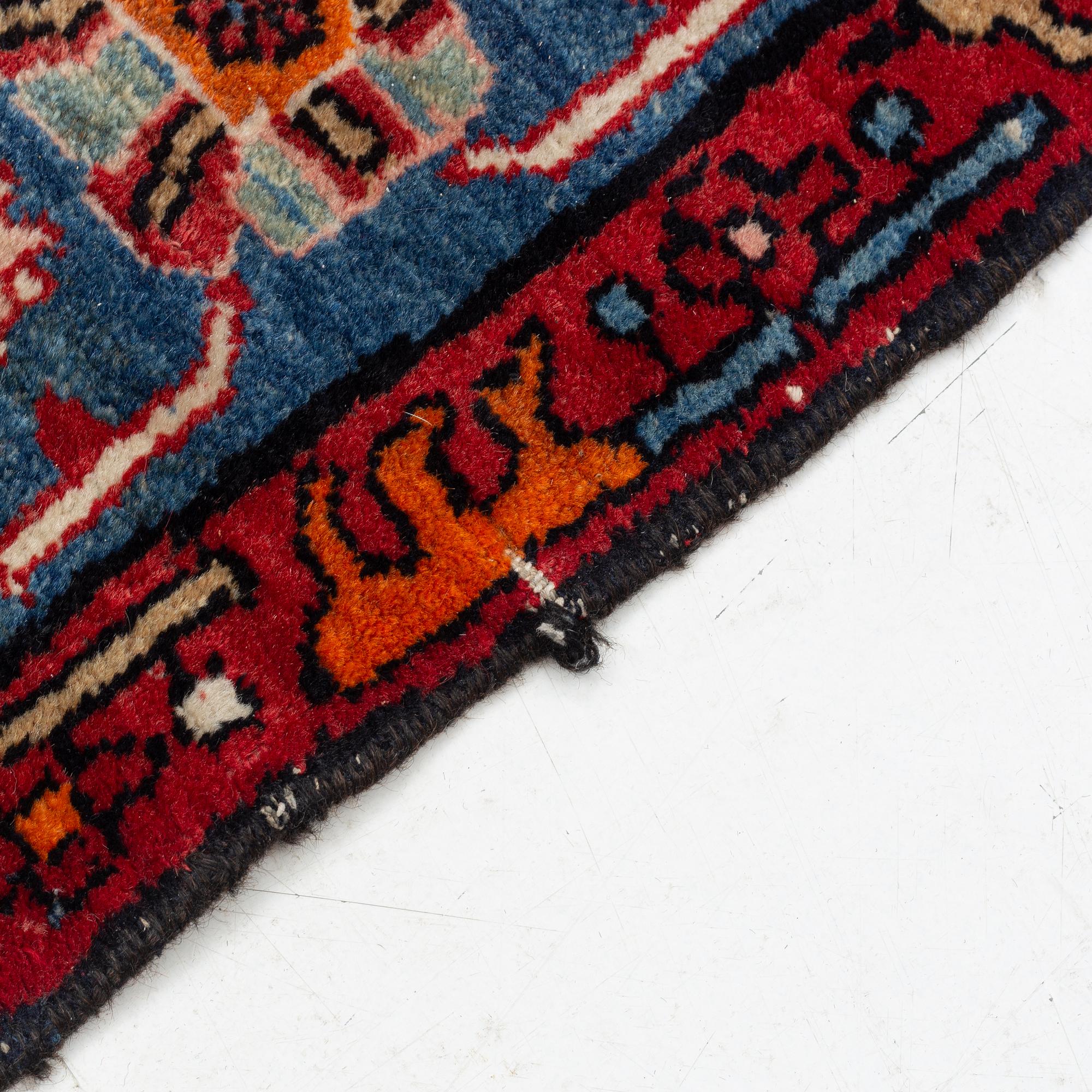 Rug, oriental, circa 224 x 137 cm.