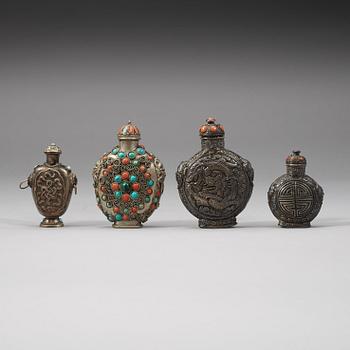 SNUSFLASKOR, fyra stycken, vitmetall samt låghaltigt silver. Tibet, 1800-tal.