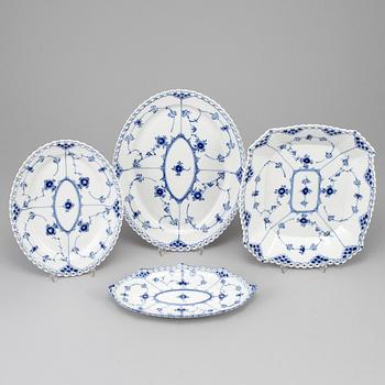 ROYAL COPENHAGEN, mat- och kaffeservis, 71 delar, porslin. "Musselmalet".