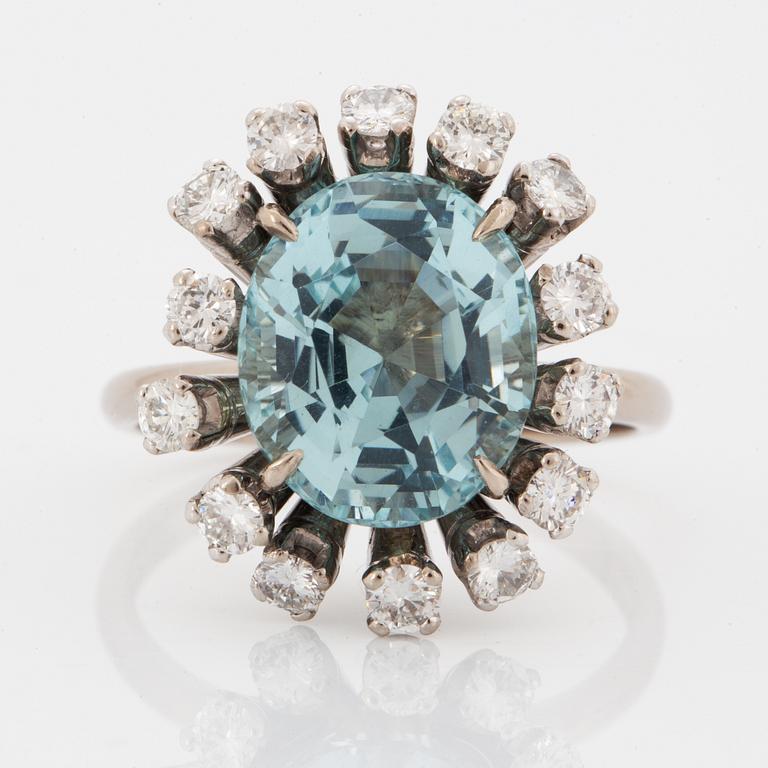 COCKTAILRING, med akvamarin och briljantslipade diamanter.