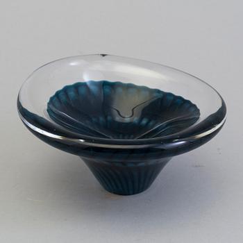 A glass bowl by Vicke Lindstrand, 1954.