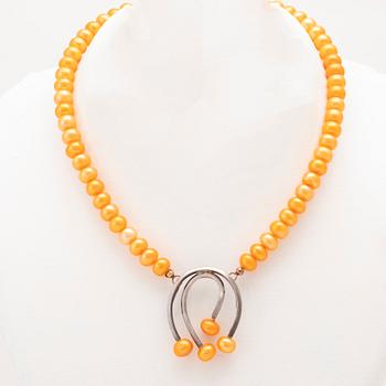 Elon Arenhill halsband av odlade färgade pärlor samt två utbytbara hängen av 18 guld och silver.