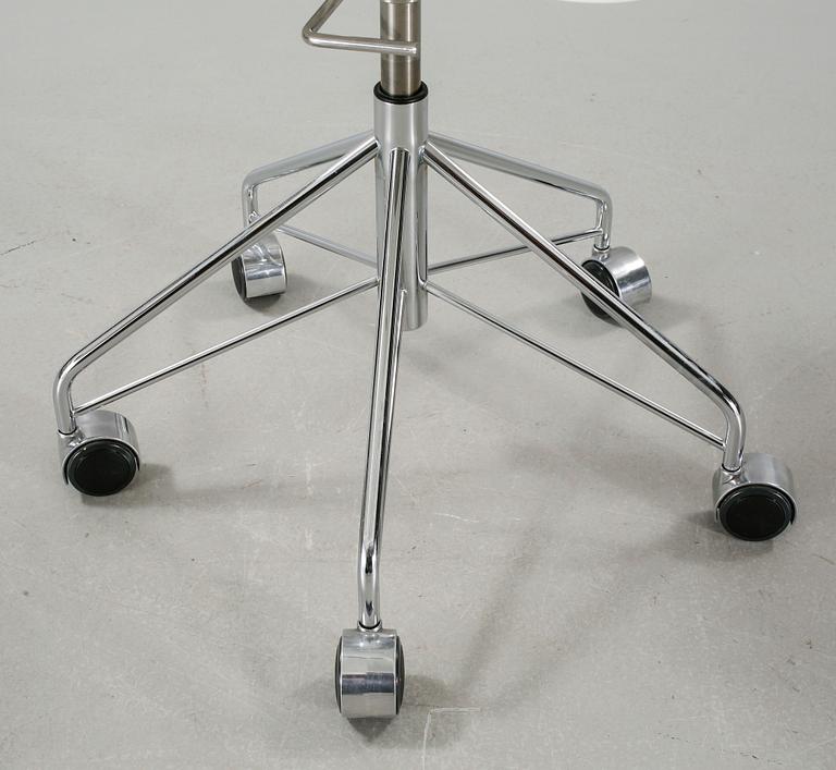 A "Måsen" office chair, designed by Arne Jacobsen for Fritz Hansen, made 2008.