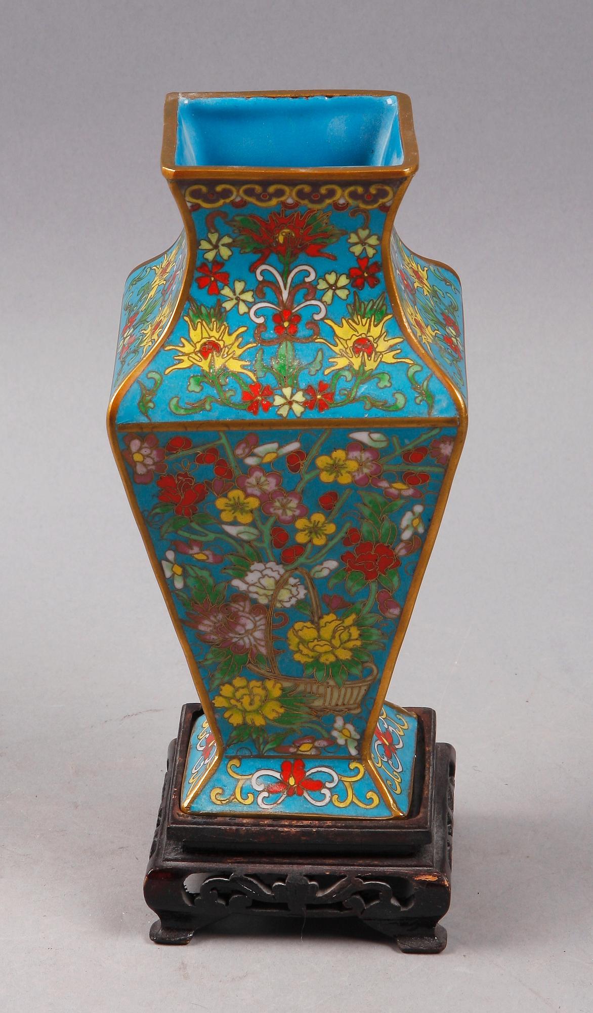 VAS. Cloisonné. Kina 1900-tal.