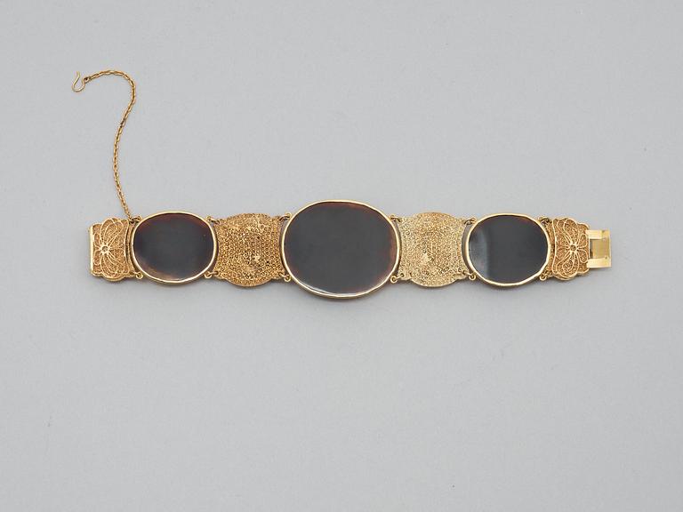 A gold filigree and sculptured tortoise bracelet, Qing dynasty, 19th Century.