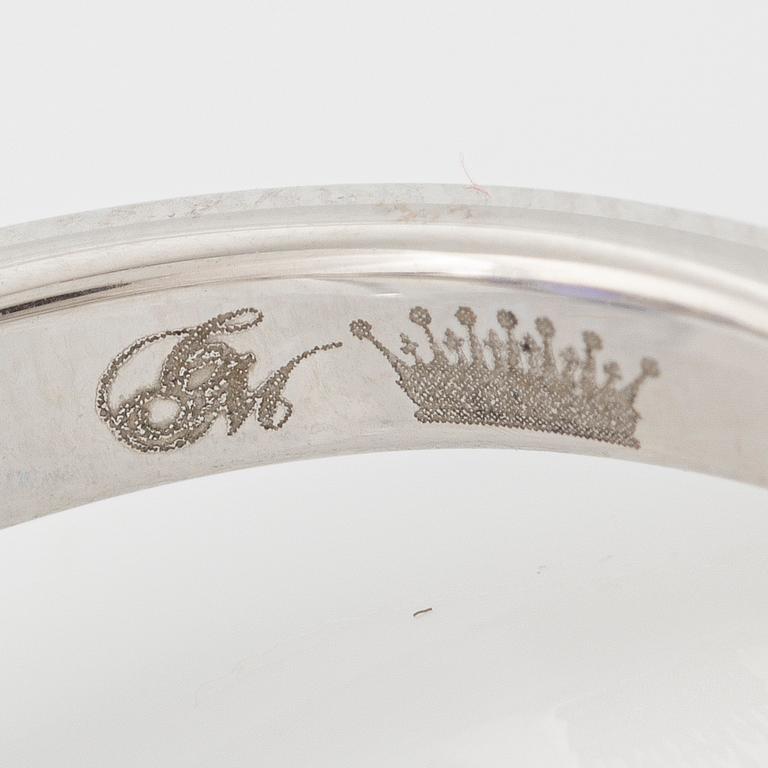 Ring in 18K white gold with tanzanite and baguette-cut diamonds.