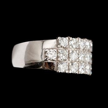 RING, 18 k vitguld, 17 briljantslipade diamanter tot ca 2.55 ct.