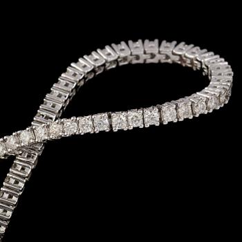 ARMBAND, 18k vitguld med 91 briljantslipade diamanter, 2.29 ct. Vikt 10 g.