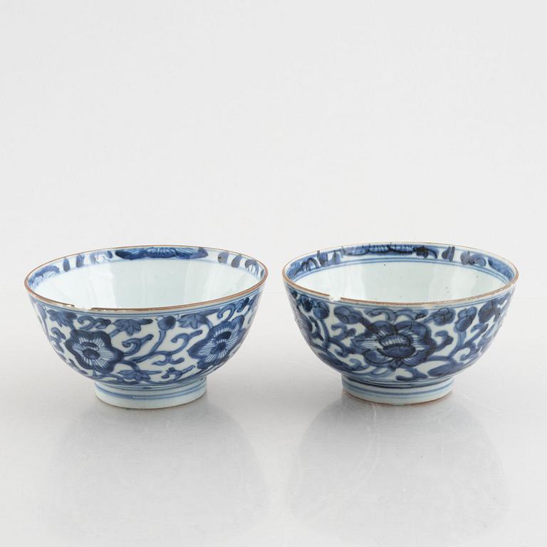 A pair of blue and white porcelain bowls, Qing dynasty, Kangxi (1662-1722).