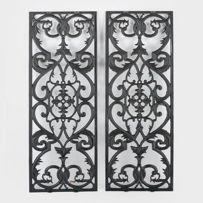 FÖNSTERGALLER, ett par, gjutjärn, Hälsingland.