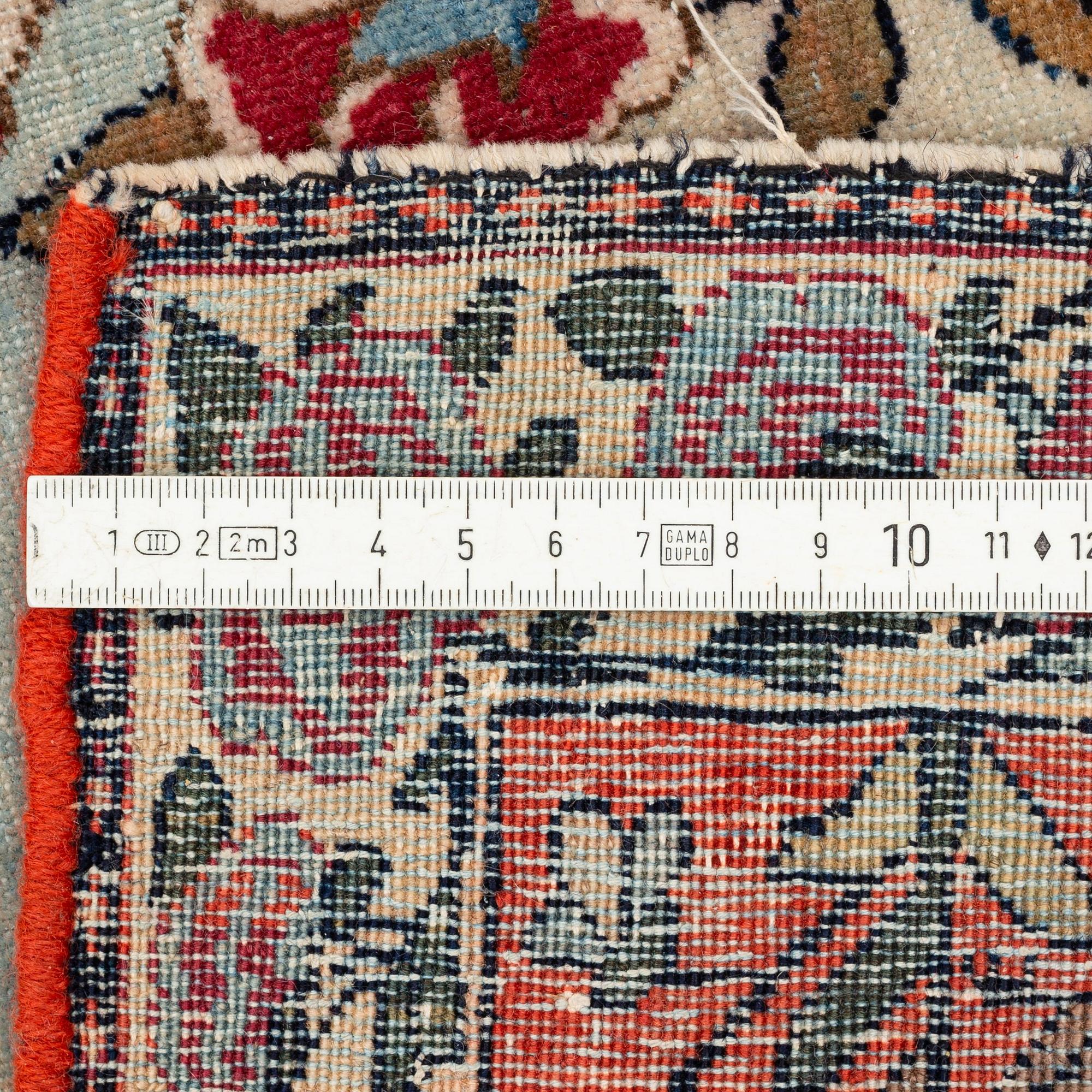 An antique/semi-antique pictoral Kashan rug, ca 215 x 140-144 cm.
