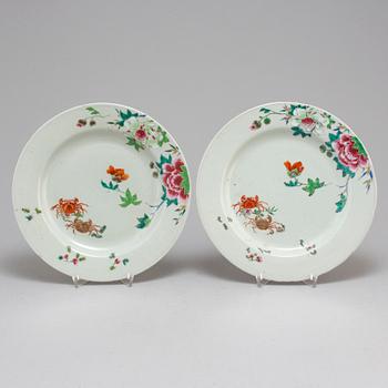 A pair of famille rose crab dishes, Qing dynasty, Qianlong (1736-95).