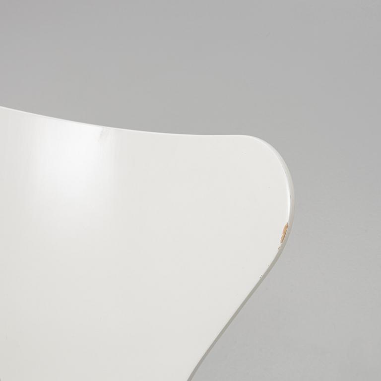 Arne Jacobsen, A set of  8 chairs, "The Seven", Fritz Hansen, Denmark, 1997 and 2005.